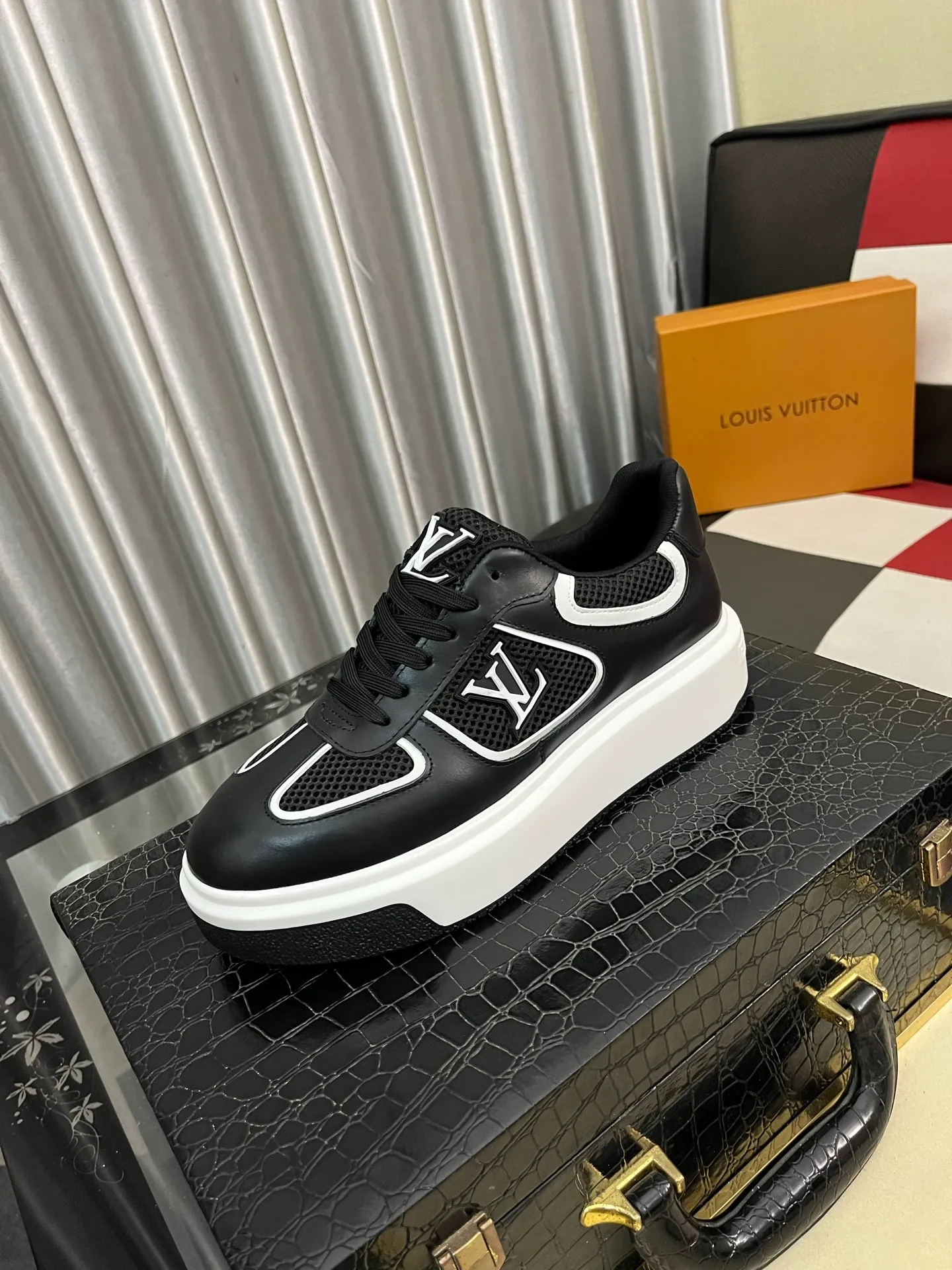 Men's shoes 💰458⌚️⌚️《Louis vuitton/LV Louis Vuitton》original quality.~ Unique modern style sneakers. 🏃A must-have casual shoe for trendy men😍😍 Original brand imported from Italy, imported original leather, cowhide lining (refuses to discolor and grind feet) sole: original sole provided by the original factory, French lazy style design ⚠️Fit to the feet, original quality, super comfortable original sole. Code number: 38-442️⃣Colors available
